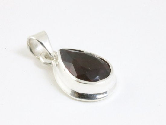 Druppelvormige zilveren hanger met granaat aan ketting afbeelding 2