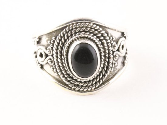 Bewerkte zilveren ring met onyx afbeelding 4