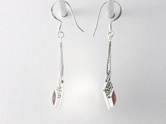 Bewerkte zilveren oorbellen met granaat afbeelding 2