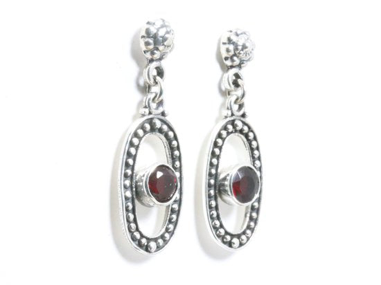 Fijne opengewerkte zilveren oorstekers met granaat afbeelding 2