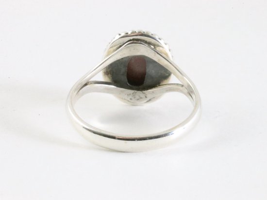 Bewerkte zilveren ring met rode koraal steen afbeelding 3