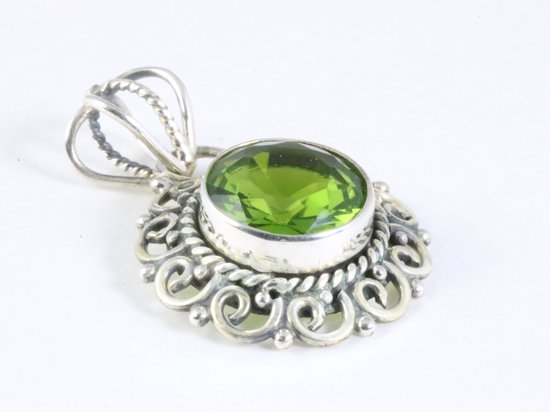 Ronde opengewerkte zilveren hanger met peridoot afbeelding 2