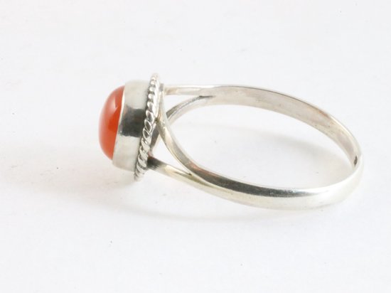 Fijne bewerkte ronde zilveren ring met carneool afbeelding 2