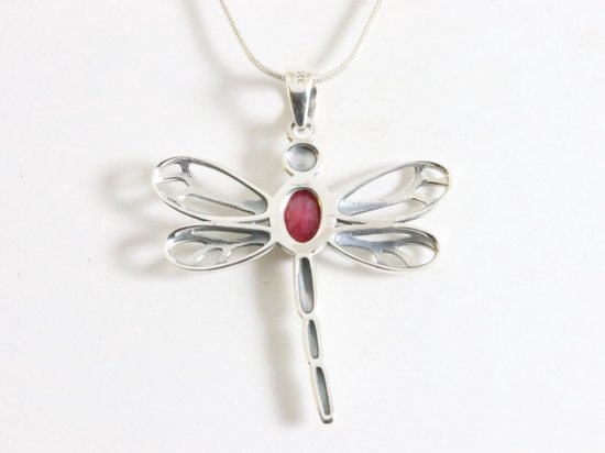 Opengewerkte zilveren libelle hanger met robijn aan ketting afbeelding 3
