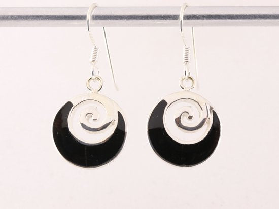 Fijne ronde zilveren oorbellen met onyx afbeelding 4