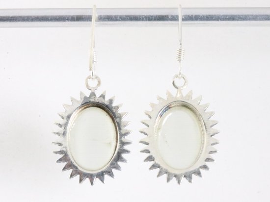 Bewerkte zilveren oorbellen met witte opaal afbeelding 3