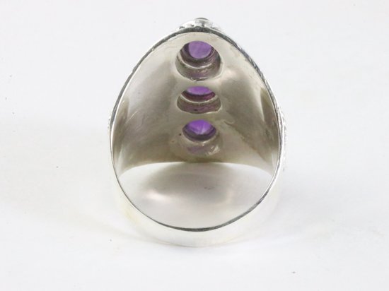 Zware bewerkte zilveren ring met 3 amethist stenen afbeelding 3