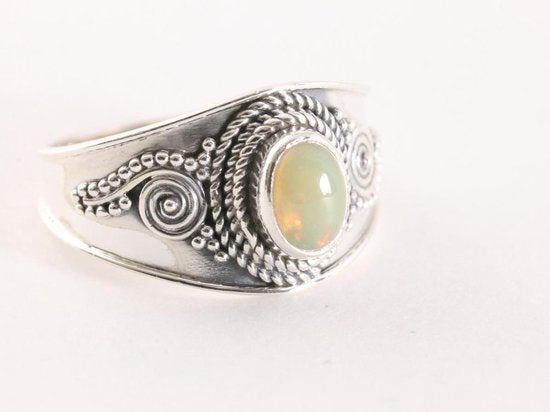 Bewerkte zilveren ring met Ethiopische opaal afbeelding 1