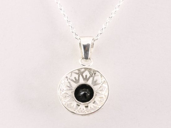 Fijne ronde opengewerkte zilveren hanger met onyx aan ketting afbeelding 3