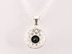 Fijne ronde opengewerkte zilveren hanger met onyx aan ketting afbeelding 3