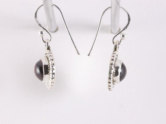 Fijne bewerkte ronde zilveren oorbellen met granaat afbeelding 2