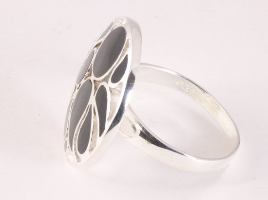 Ronde opengewerkte zilveren ring met onyx afbeelding 2