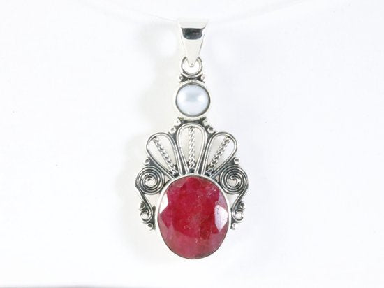 Opengewerkte zilveren hanger met robijn en parel afbeelding 4