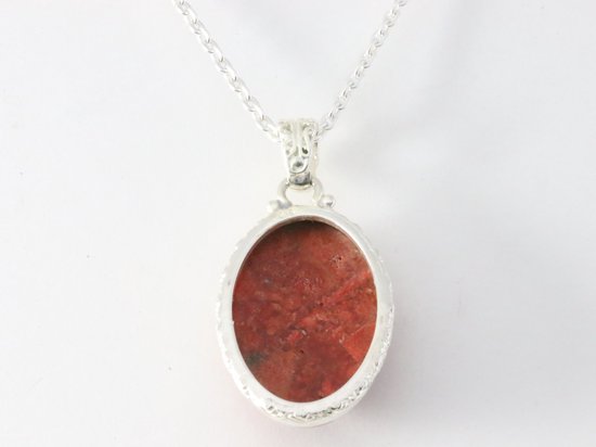 Bewerkte zilveren hanger met grote rode koraal steen aan ketting afbeelding 3