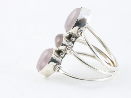 Opengewerkte zilveren ring met 3 rozenkwarts stenen afbeelding 2