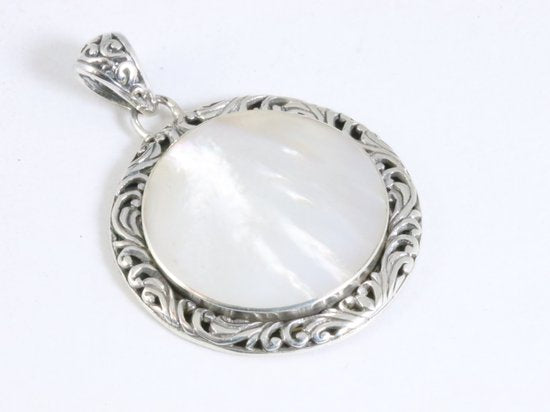 Traditionele bewerkte ronde zilveren hanger met parelmoer afbeelding 2