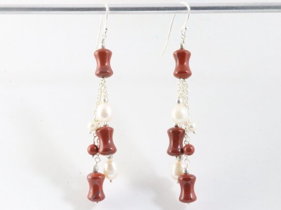 Lange zilveren oorbellen met rode jaspis en zoetwater parels afbeelding 3
