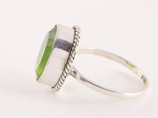 Bewerkte zilveren ring met peridoot afbeelding 2