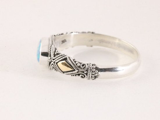 Fijne bewerkte zilveren ring met Australische opaal en 18k gouden decoraties afbeelding 2