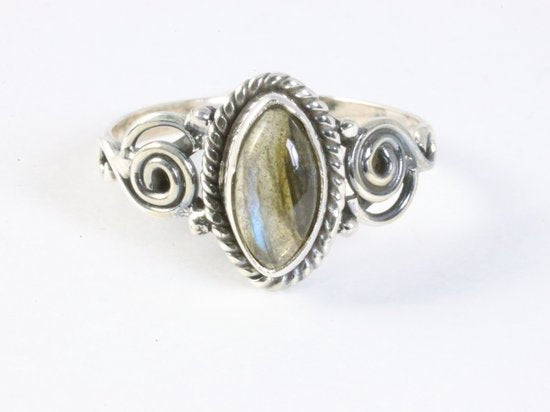 Fijne bewerkte zilveren ring met labradoriet afbeelding 4