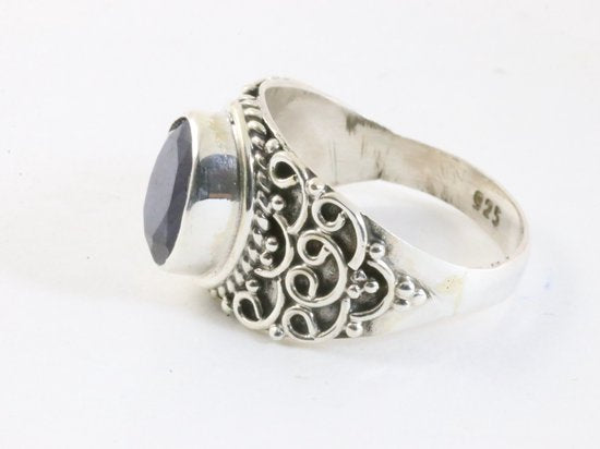 Bewerkte zilveren ring met blauwe saffier afbeelding 2