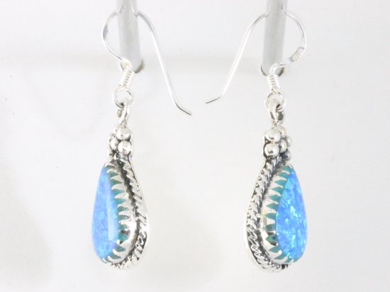 Bewerkte zilveren oorbellen met Australische opaal afbeelding 2