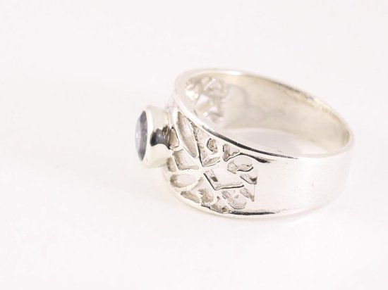 Opengewerkte zilveren ring met ioliet afbeelding 2