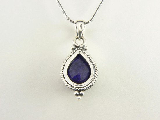 Bewerkte zilveren hanger met blauwe saffier aan ketting afbeelding 2