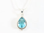 Bewerkte druppelvormige zilveren hanger met blauwe topaas aan ketting afbeelding 4