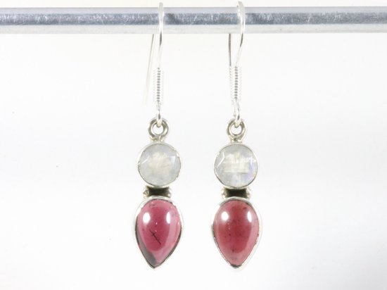 Fijne zilveren oorbellen met granaat en regenboog maansteen afbeelding 3
