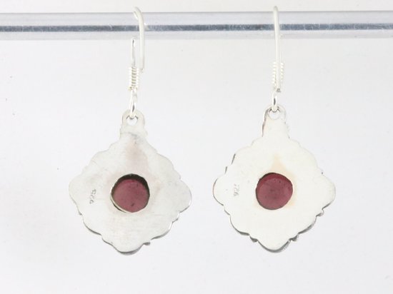 Bewerkte zilveren oorbellen met granaat afbeelding 3