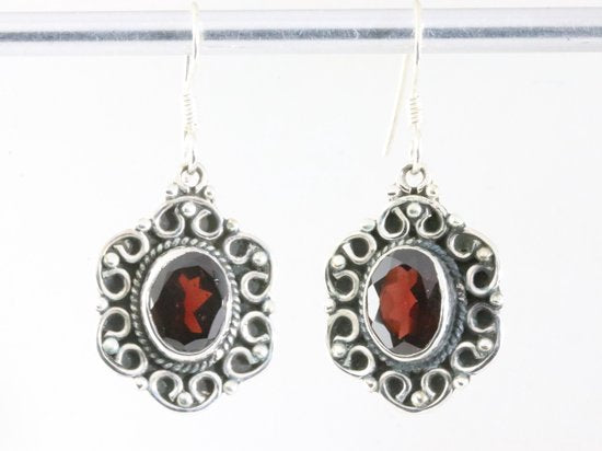 Bewerkte zilveren oorbellen met granaat afbeelding 4