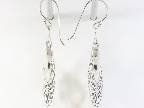 Grote opengewerkte zilveren oorbellen met parelmoer afbeelding 2