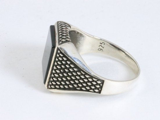 Bewerkte zilveren ring met onyx afbeelding 2