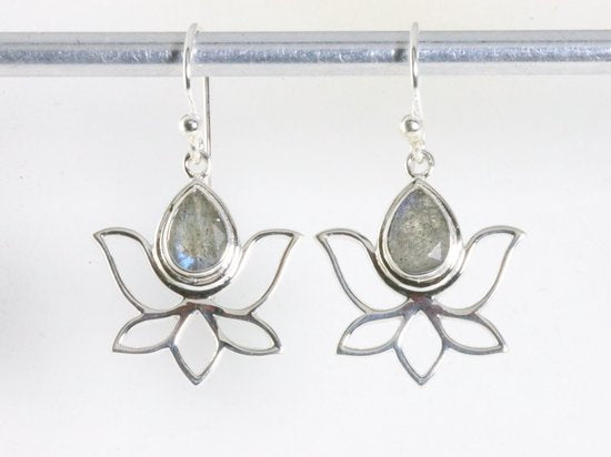 Opengewerkte zilveren lotus oorbellen met labradoriet afbeelding 3