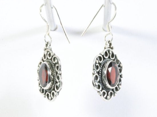 Bewerkte zilveren oorbellen met granaat afbeelding 2