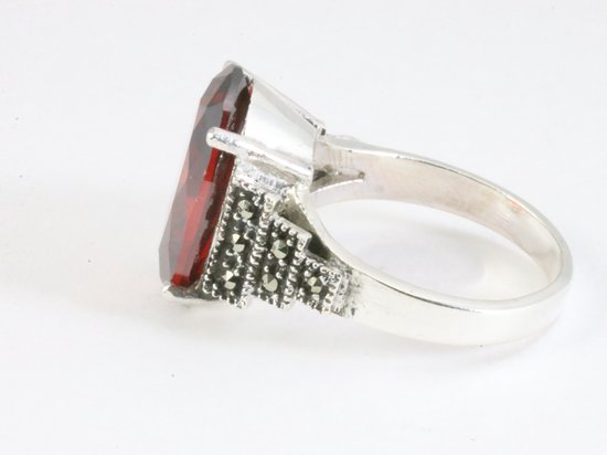 Zware zilveren ring met granaat en marcasiet afbeelding 2
