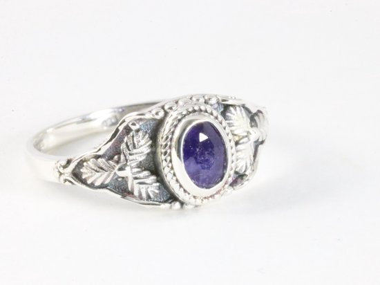 Fijne bewerkte zilveren ring met blauwe saffier afbeelding 1