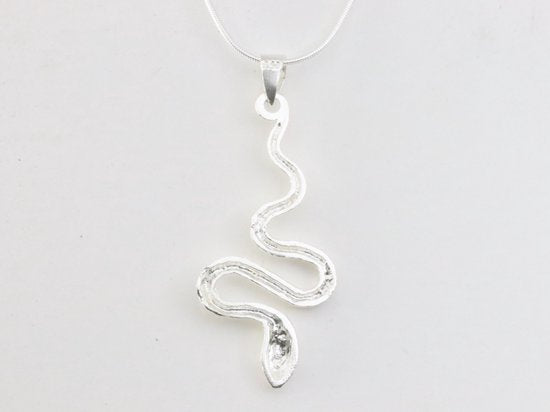 Zilveren slang hanger aan ketting afbeelding 3