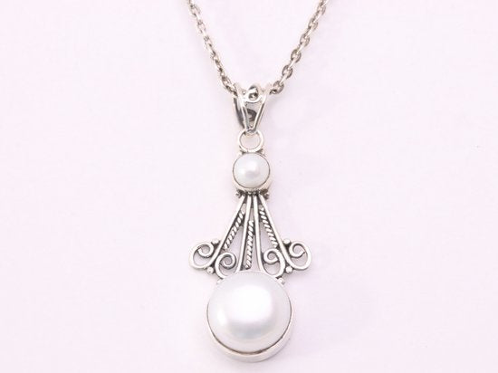 Opengewerkte zilveren hanger met zoetwater parels aan ketting afbeelding 4