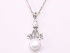 Opengewerkte zilveren hanger met zoetwater parels aan ketting afbeelding 4