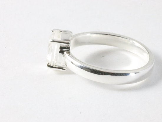 Fijne hoogglans zilveren ring met bergkristal afbeelding 2