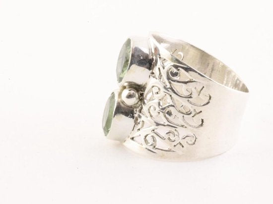 Opengewerkte zilveren ring met groene amethist afbeelding 2