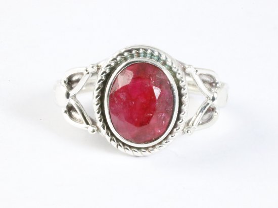 Opengewerkte zilveren ring met robijn afbeelding 4