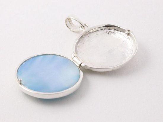 Rond bewerkt zilveren medaillon met lichtblauwe schelp afbeelding 5