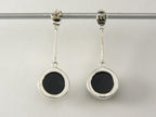 Lange ronde zilveren oorstekers met onyx afbeelding 3