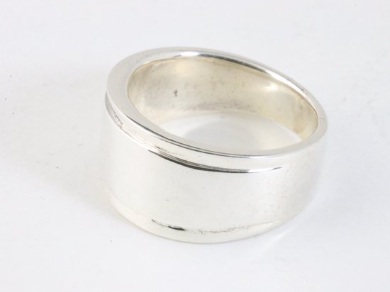 Zware hoogglans zilveren ring met gegraveerde randen afbeelding 2