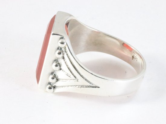 Bewerkte rechthoekige zilveren ring met rode onyx afbeelding 2