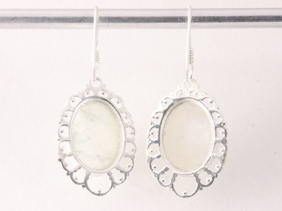 Opengewerkte zilveren oorbellen met regenboog maansteen afbeelding 3