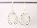 Opengewerkte zilveren oorbellen met regenboog maansteen afbeelding 3